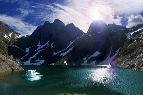 Lac sur fond de montagnes et de rochers