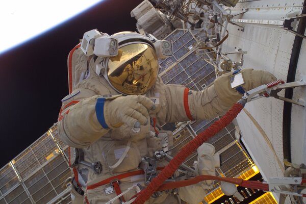 Astronauta en un traje espacial en el espacio abierto