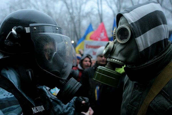 Widerstand der Demonstranten mit der Polizei in Helmen