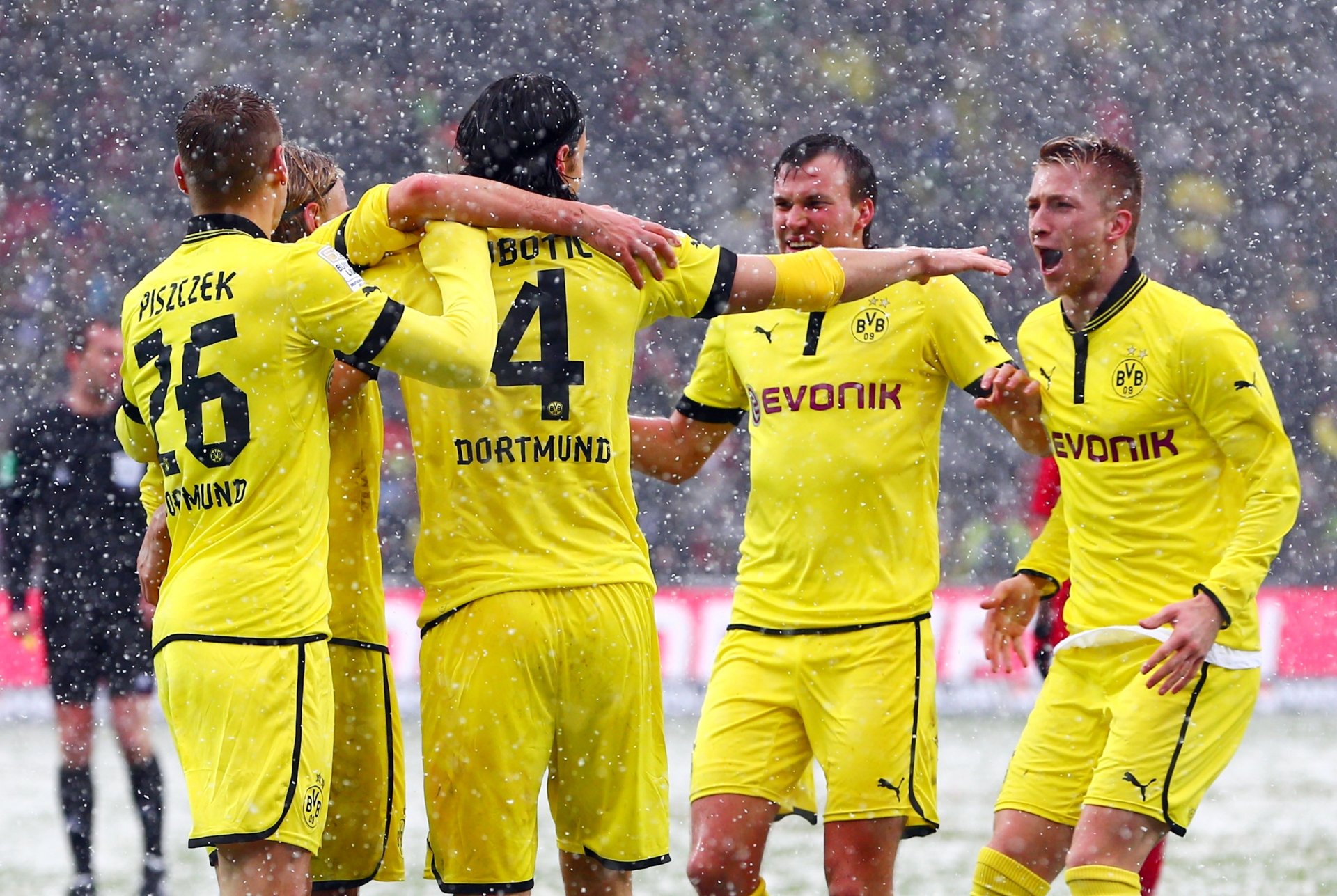 borussia dortmund ballspiel-verein borussia dortmund fußball sport lukasz piszczek neven subotic marco royce marcel schmelzer