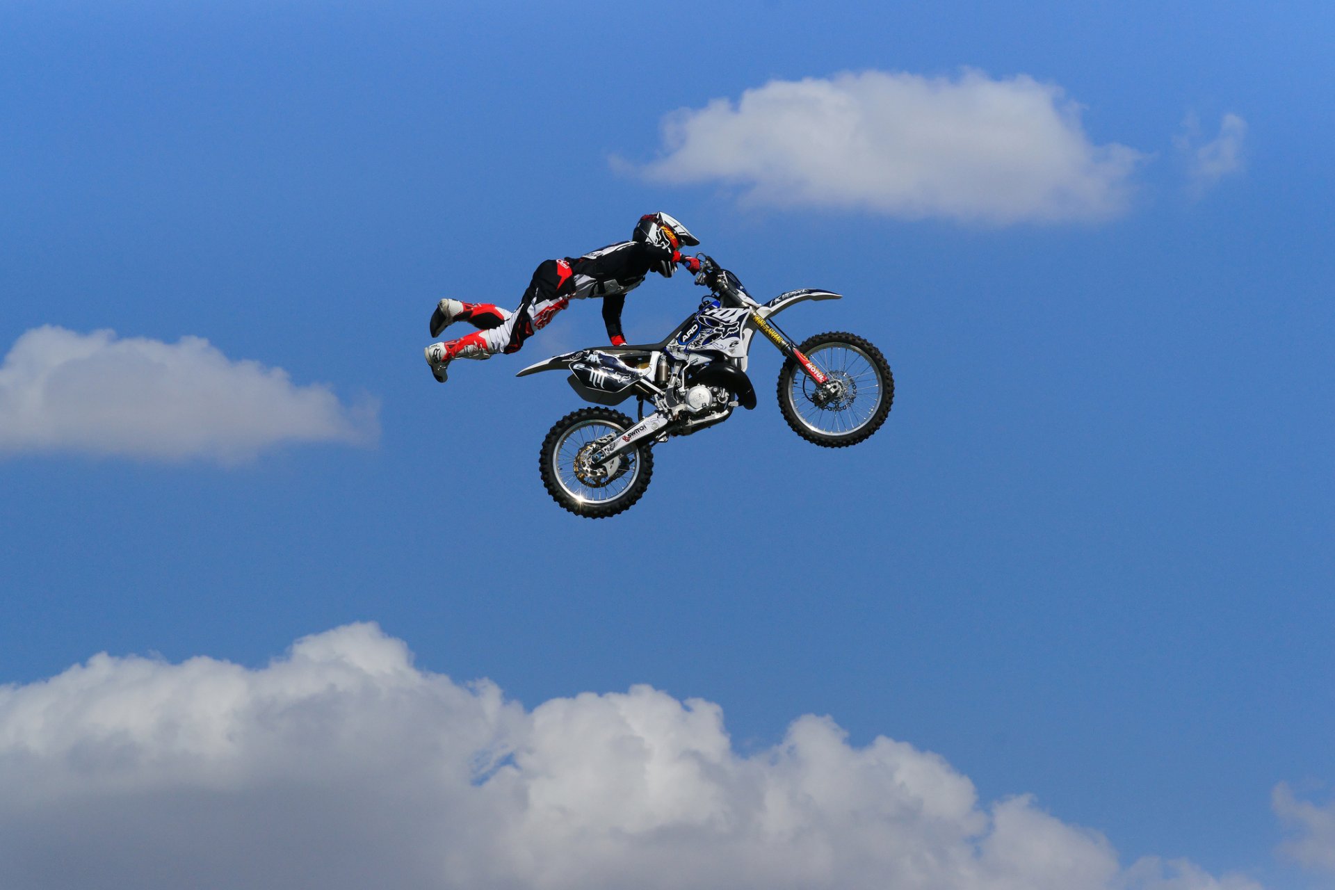 motocicleta motocross salto hombre nubes cielo