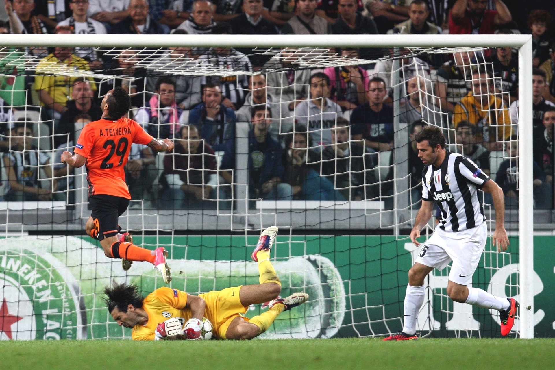 shakhtar donetsk juventus football match sport alex teixeira gianluigi buffon andrea barzagli