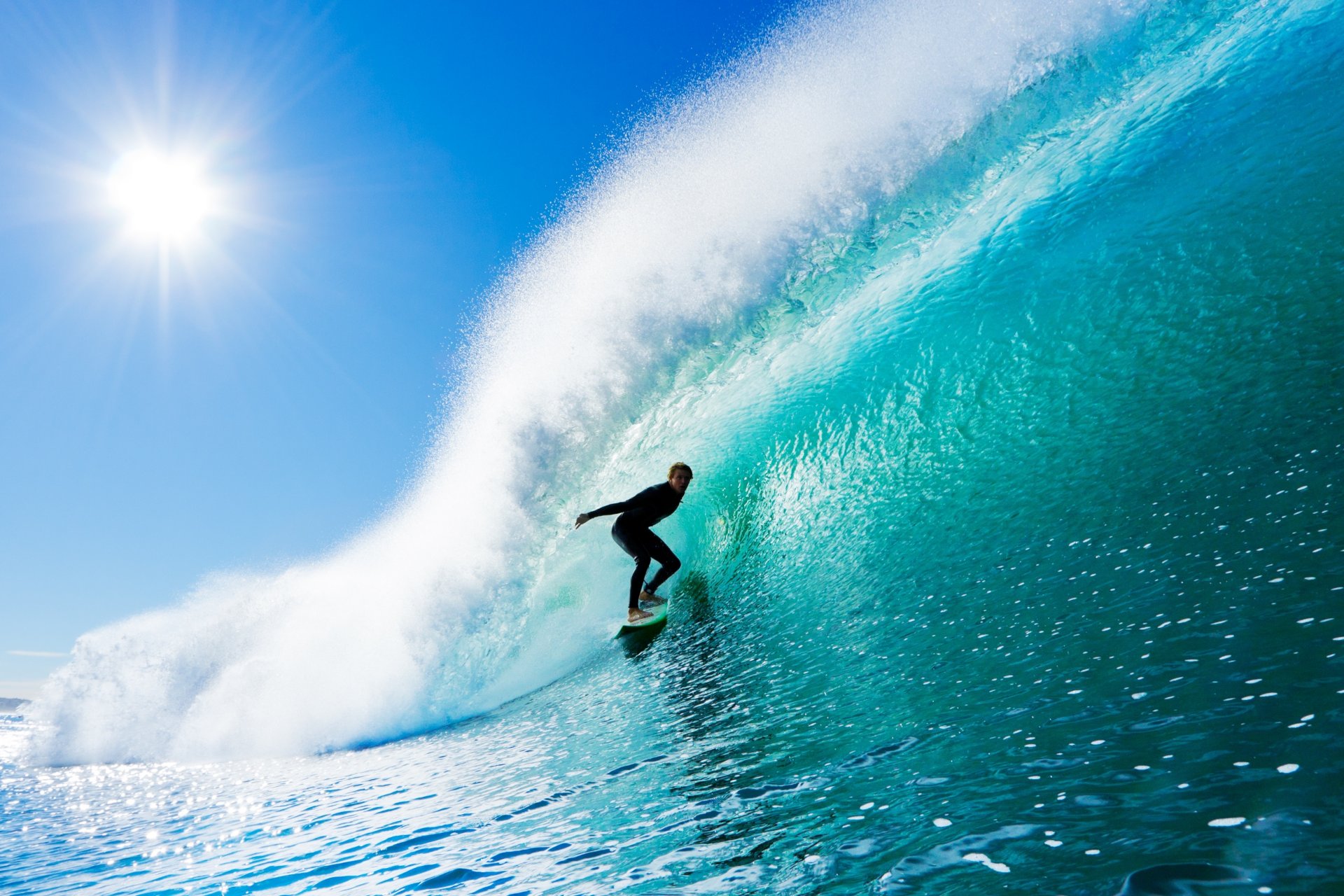 deporte hombre chico tablero surf mar agua ola olas salpicaduras sol rayos cielo verano fondo pantalla ancha pantalla completa pantalla ancha fondo de pantalla