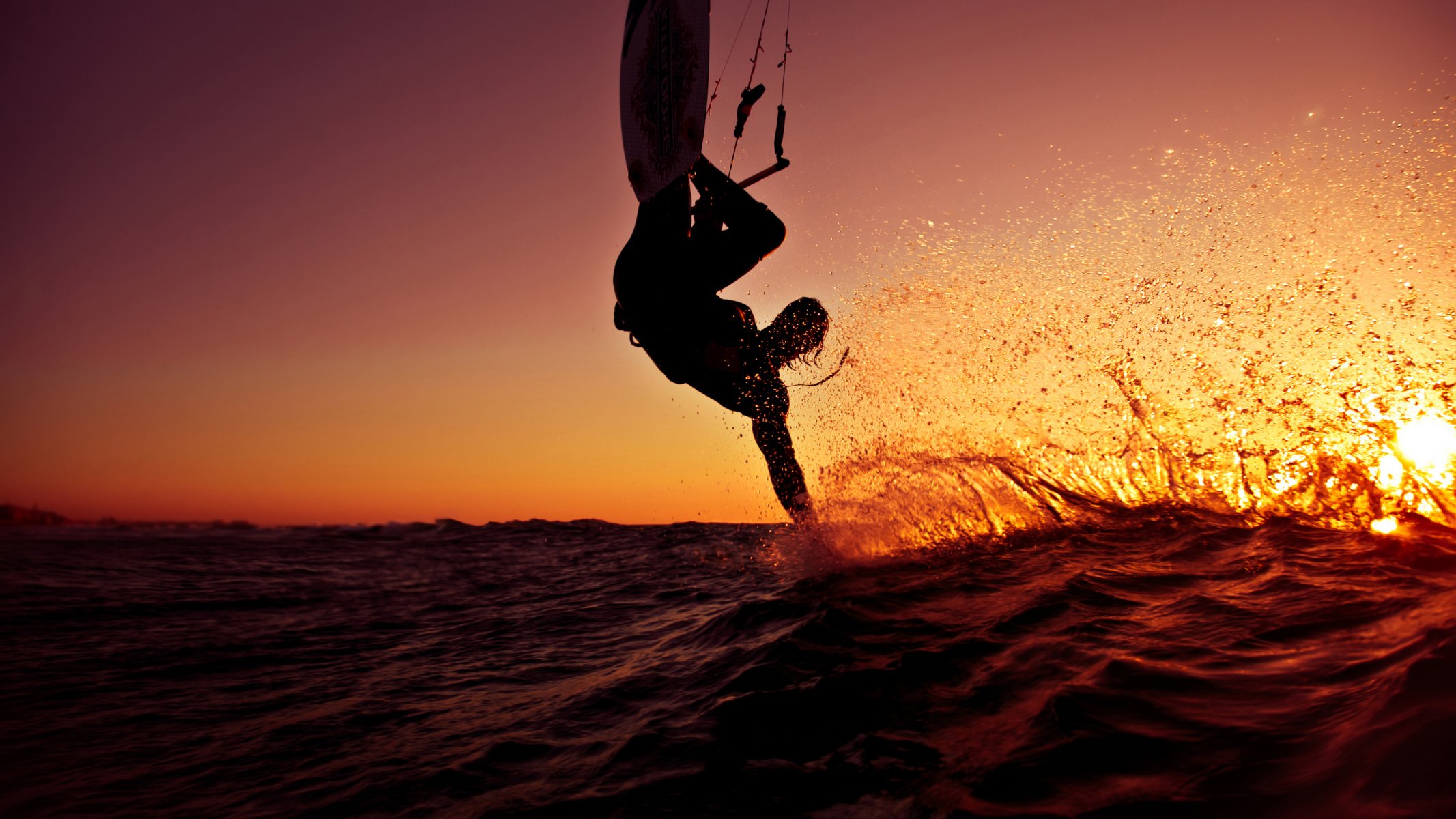 surfing ocean deska fala fale rozpryski pianka wieczór sport ameryka stany facet faceci ręka kropla krople lato letnia tapeta ciepło słońce światło niebo piękna tapeta tapeta panoramiczna 2560x1440 tapeta panoramiczna tapeta do