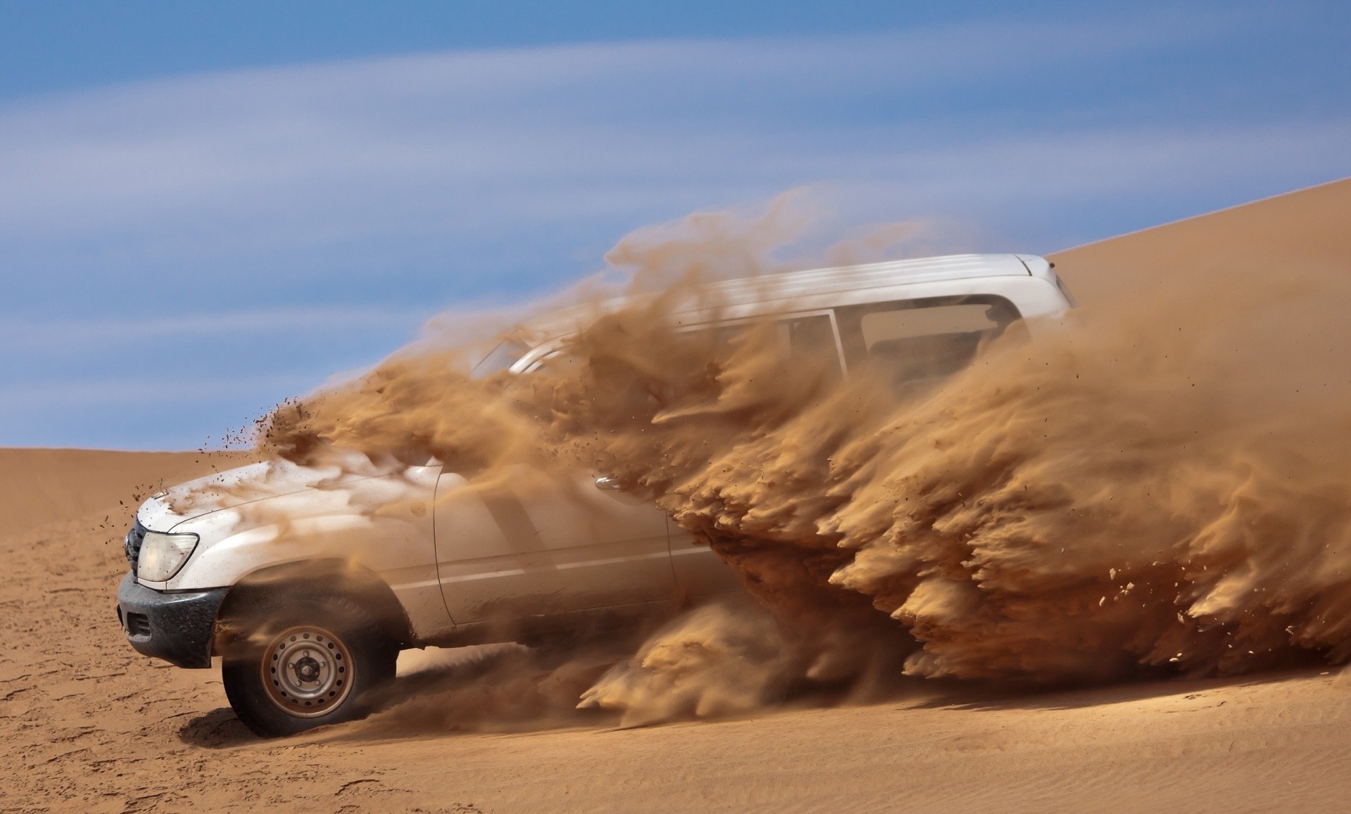 auto sabbia deserto