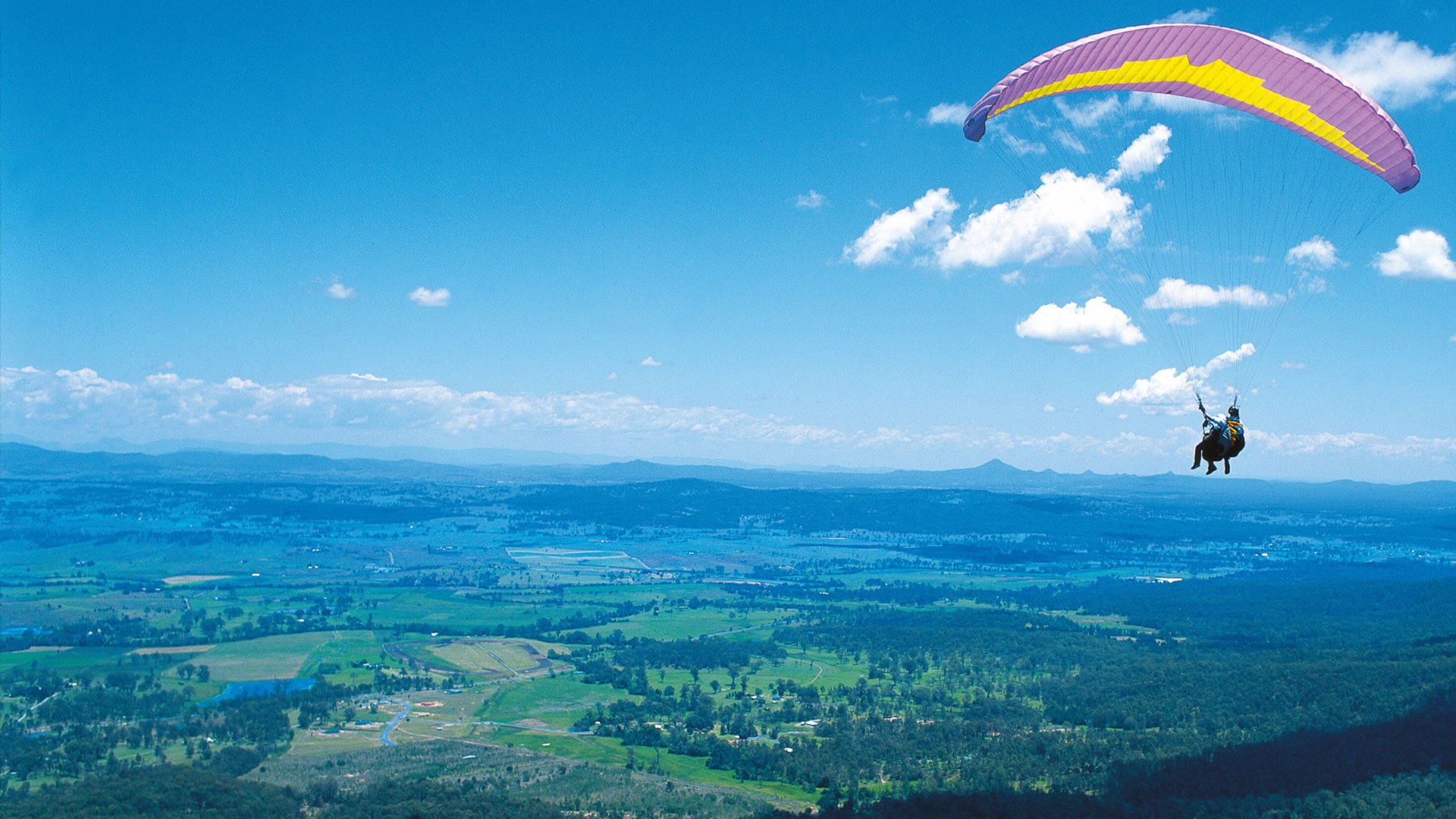 gleitschirm gleitschirmfliegen mann flug berge himmel wolken boden höhe