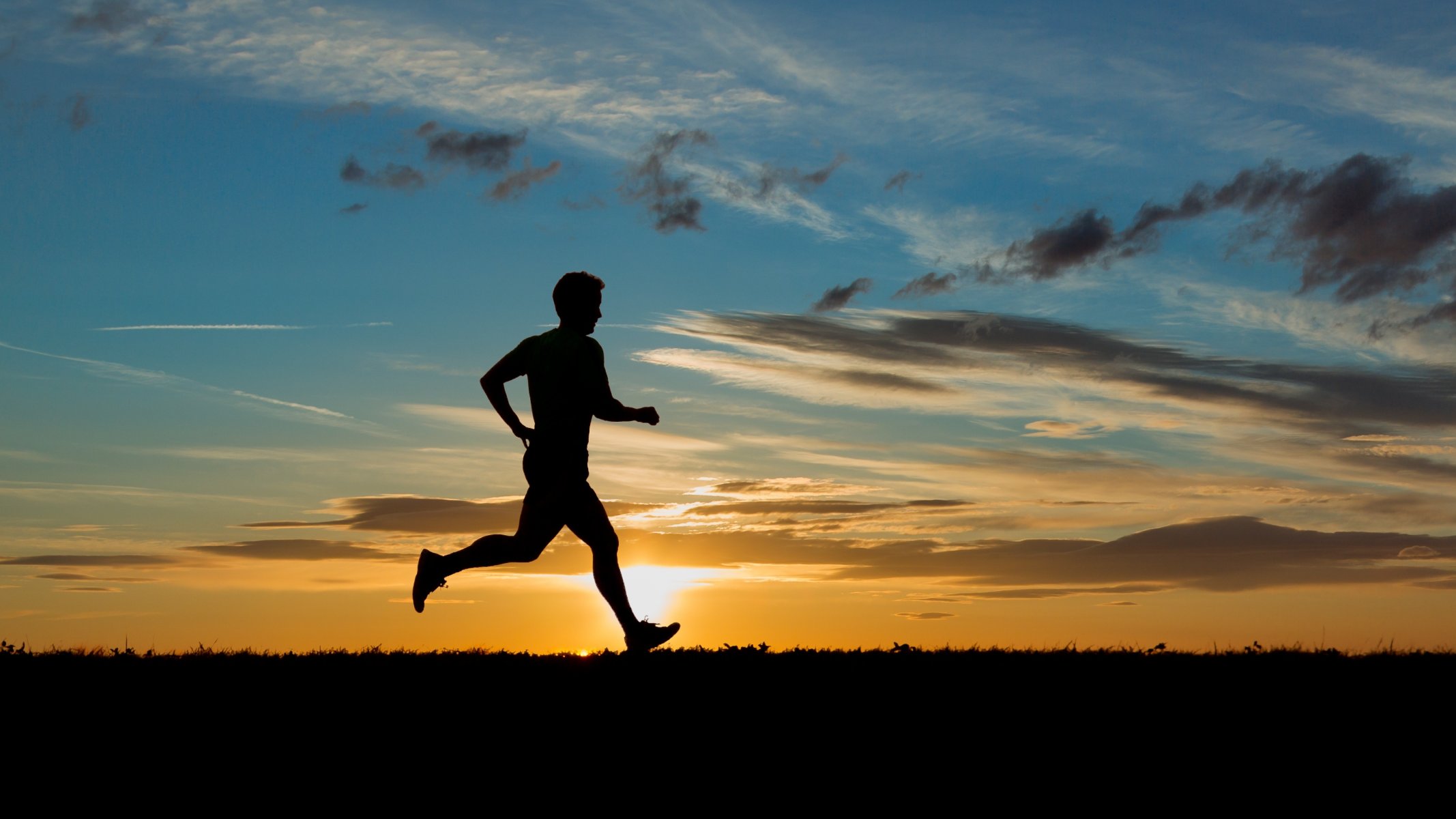 sport gars homme courir coucher de soleil soleil silhouette nuages ciel arrière-plan grand écran plein écran fond d écran