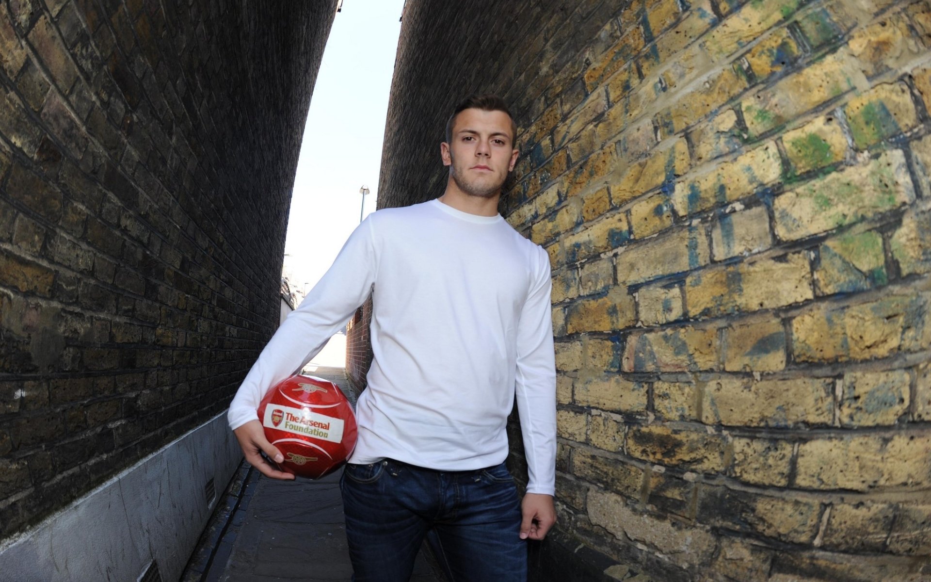 arsenal club de football gunners jack wilshire milieu de terrain balle mur fond