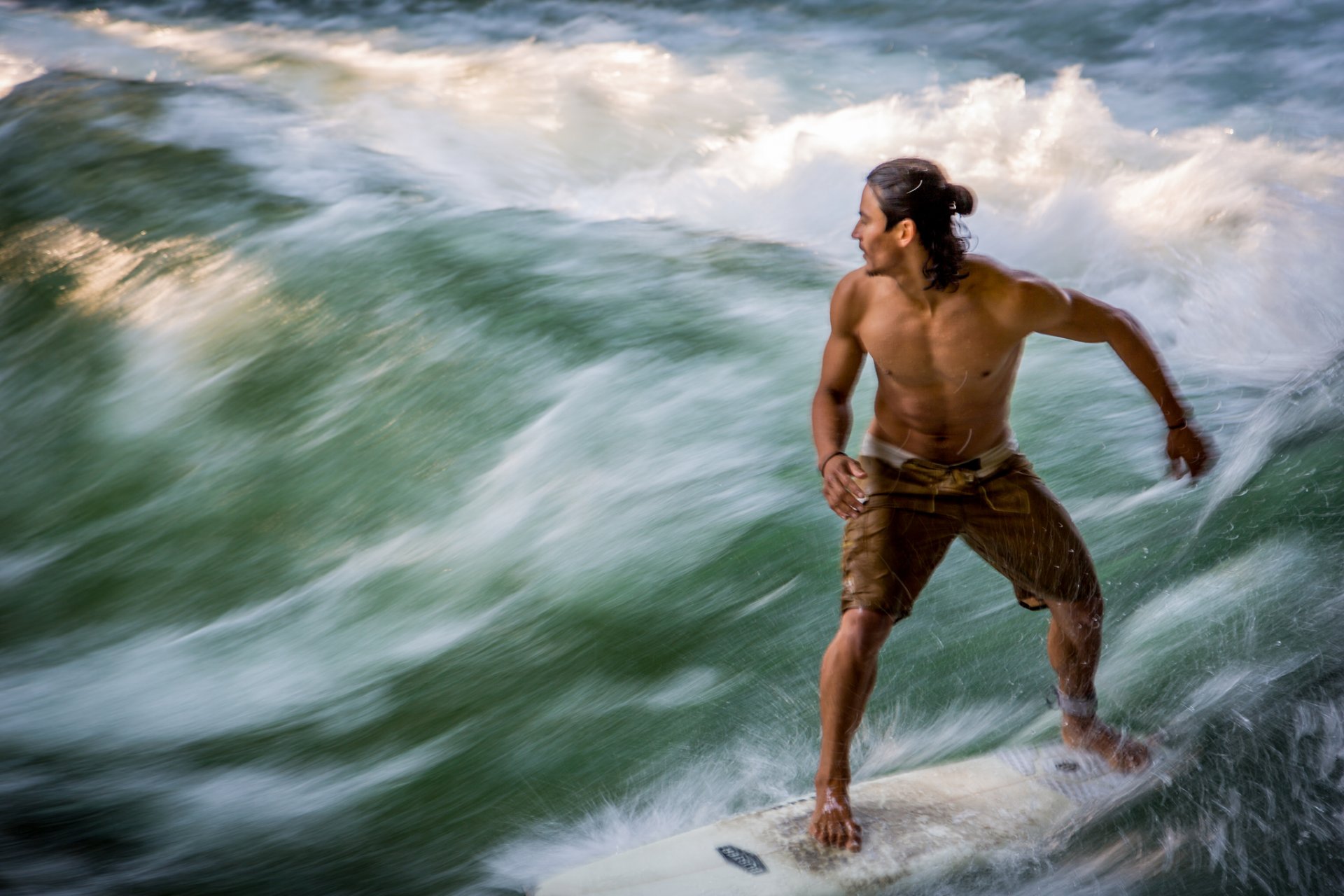 homme gars surfeur mouvement dynamique vague océan