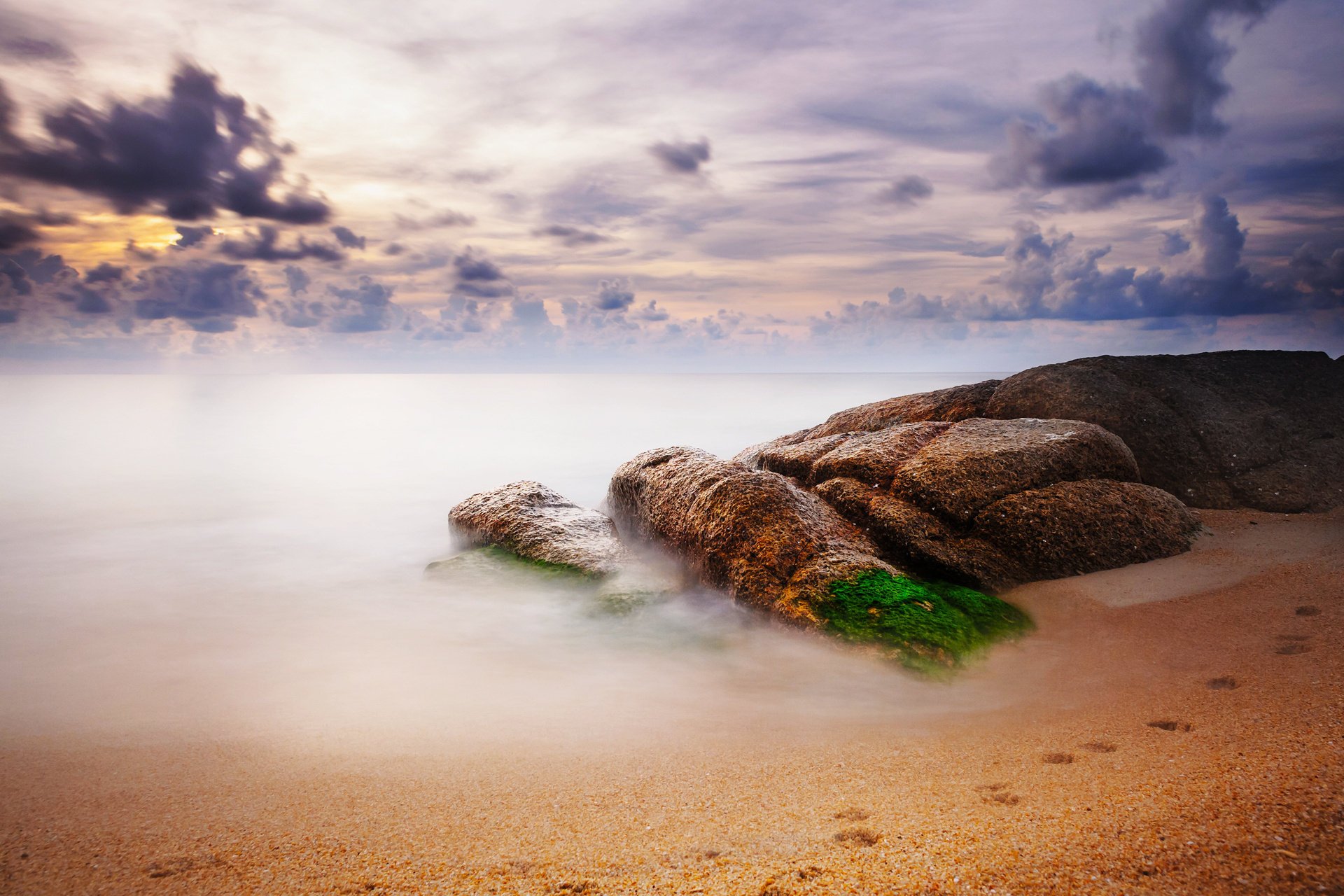 cielo piedras playa huellas nubes arena mar