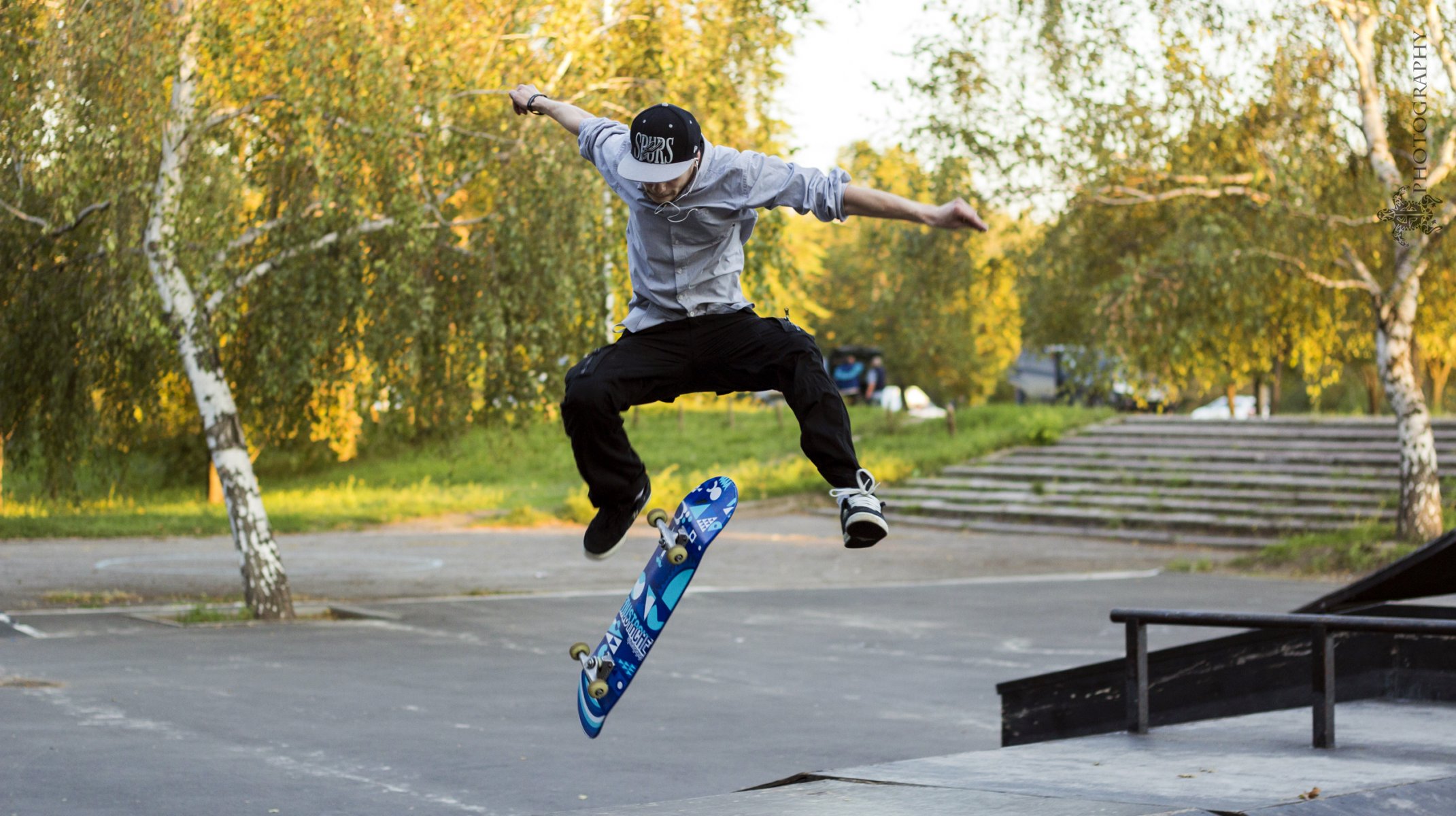 ruelle marches parc verdure gars saut skate situation