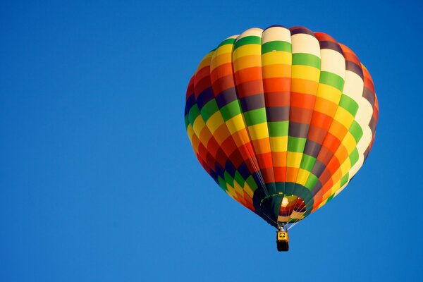 Palloncino colorato luminoso nel cielo blu