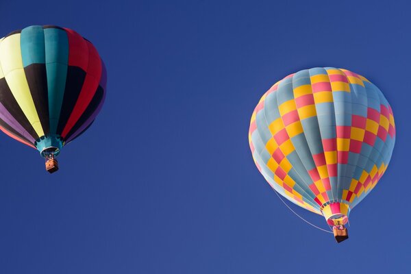 Ballons dans le ciel sur fond