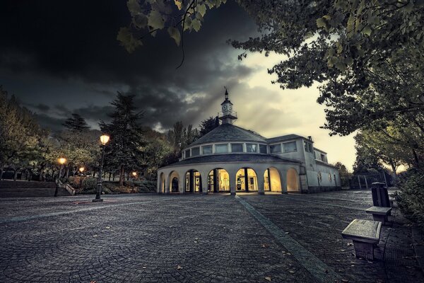 Hermosa Capilla española de noche de pie solo