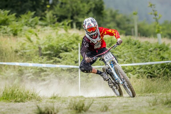 Sport da corsa in bicicletta nella natura