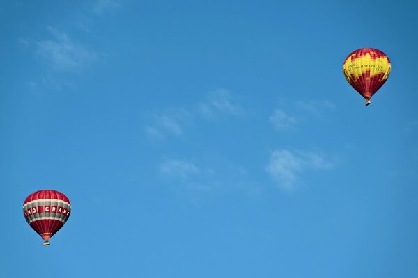 Ballons dans le ciel de sport