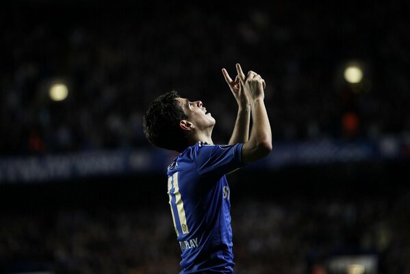 Uomo che gioca a calcio nell Arena