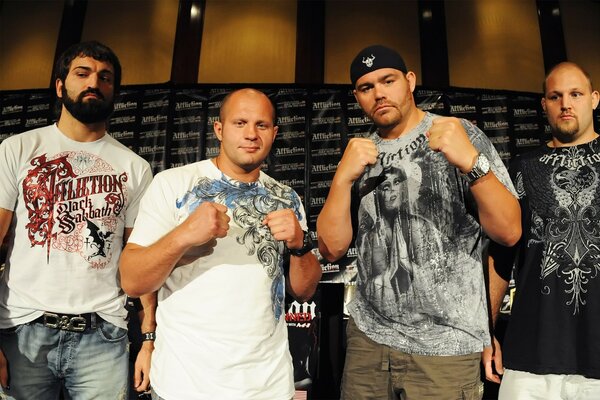 Emelianenko y otros luchadores con hermosas camisetas