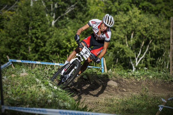 L athlète prend part à des courses à vélo