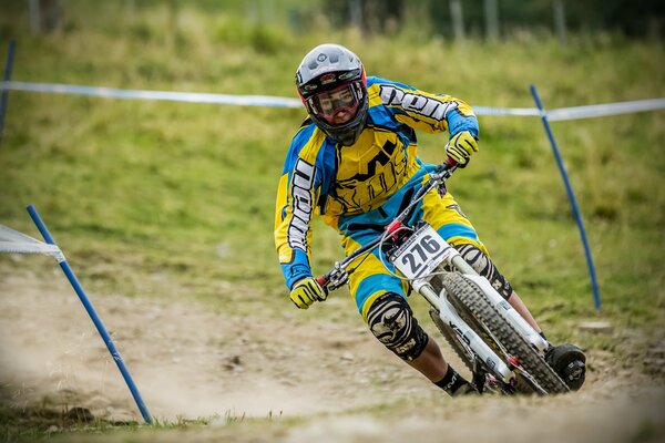 Sportler mit dem Fahrrad im Outfit auf der Strecke