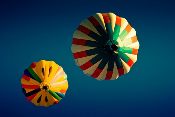 Zwei Kugeln fliegen hoch in den Himmel