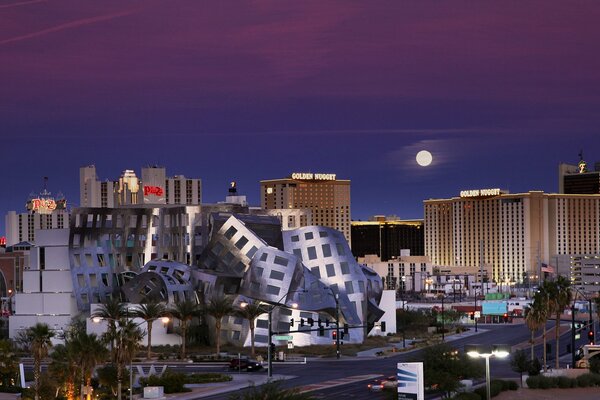 Edifici straordinari al chiaro di luna di Las Vegas