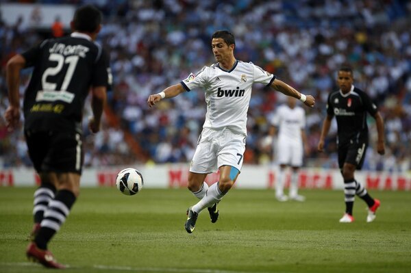 Giocatori del Real Madrid sul campo di calcio