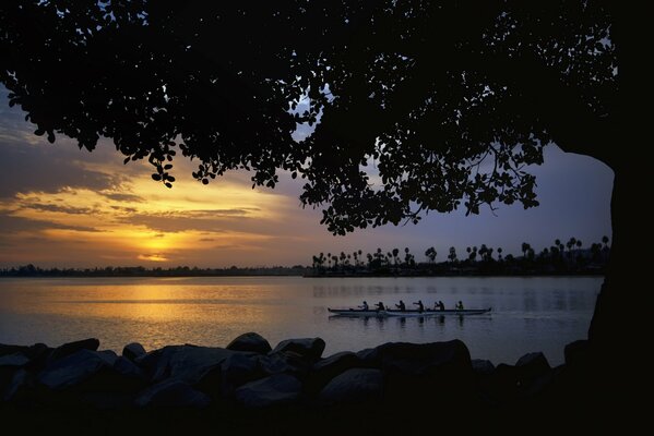 Canoa río natación puesta de sol