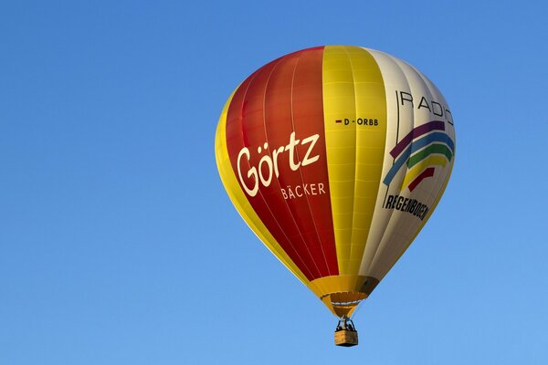 Der Ball fliegt in den blauen Himmel