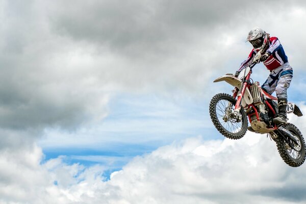 Sprung auf einem Sportmotorrad in den Himmel