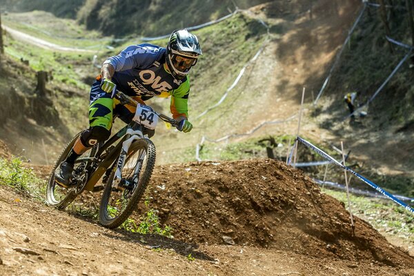 Un ciclista monta una carrera de bicicletas