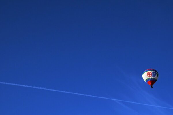 Ein Ballon fliegt über den blauen Himmel