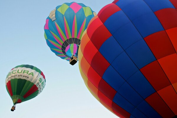 Volar globos en el cielo