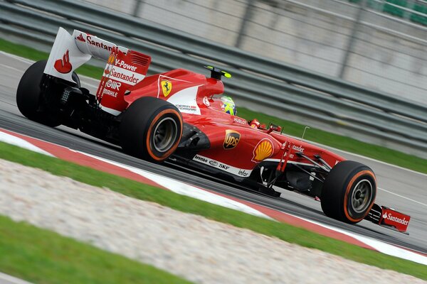 El coche rojo va por la pista