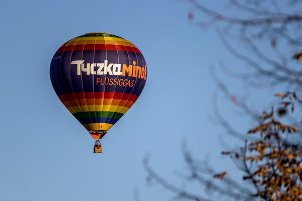 Globo multicolor en el cielo