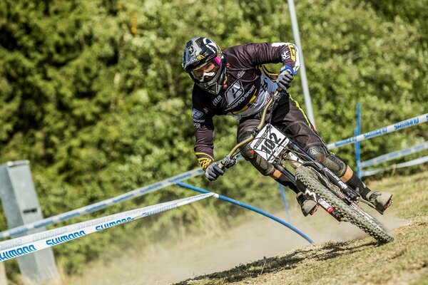 L homme au casque se précipite sur le vélo