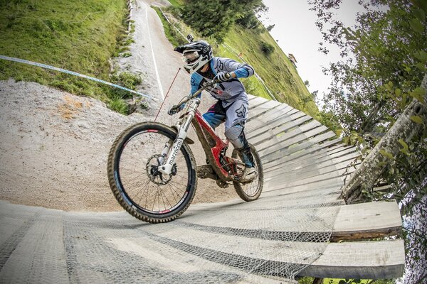 Cycliste dans un casque sur la route avec un obstacle