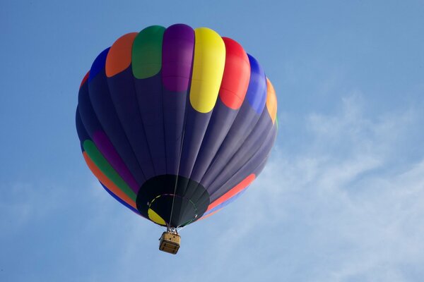 Bunt, ein Ballon am klaren Himmel