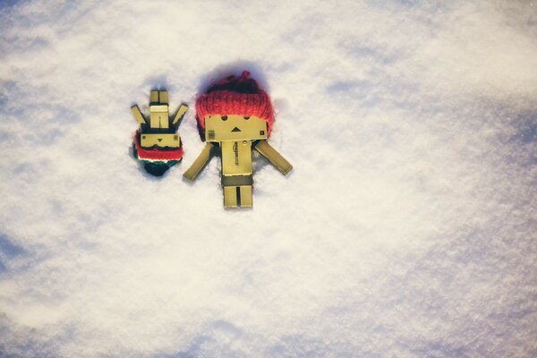 Grande y pequeño danbo en la nieve