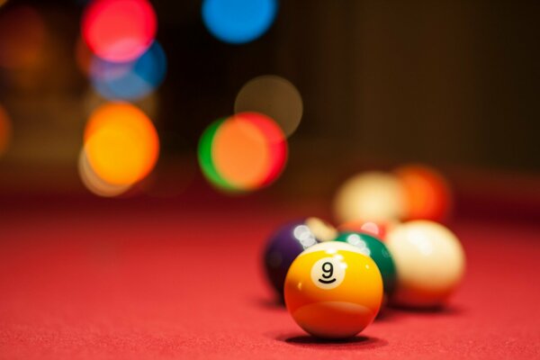 Boules de billard sur la table rouge