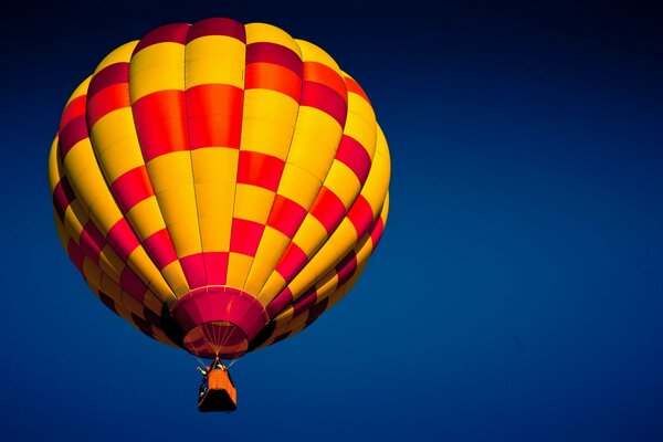 Ballon orange vole dans le ciel