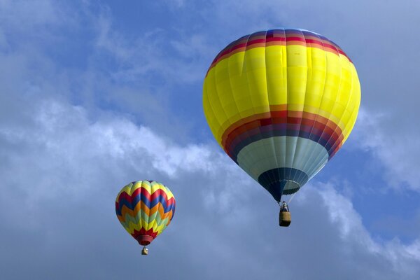 Zwei bunte Luftballons