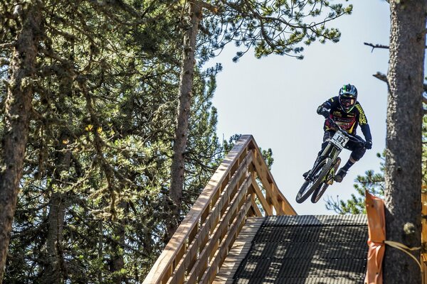 Cycliste fait un saut pendant la course