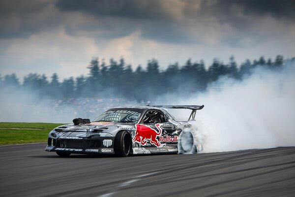 Coche de carreras mazda en humo blanco