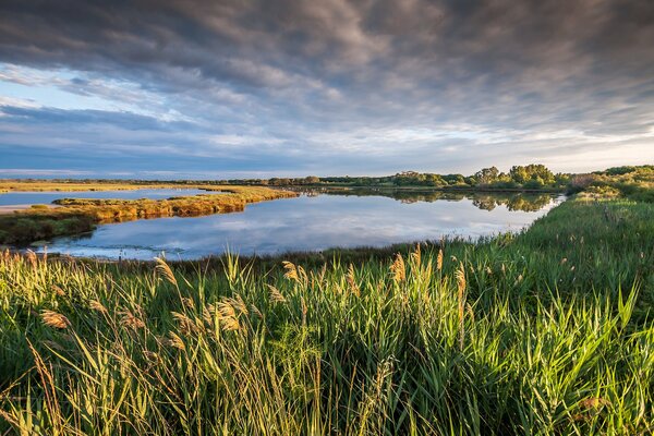 Herrliche Landschaft mit See und grenzenlosem Himmel