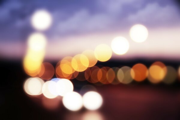 Bellissimo bokeh sfocato sullo sfondo della città notturna