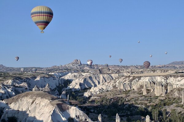 Palloncini che volano sopra le rocce