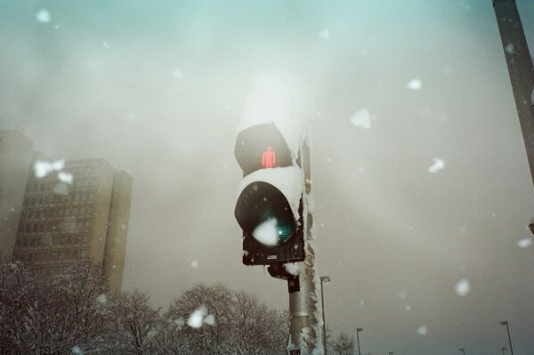 Rotes Licht an einer schneebedeckten Ampel