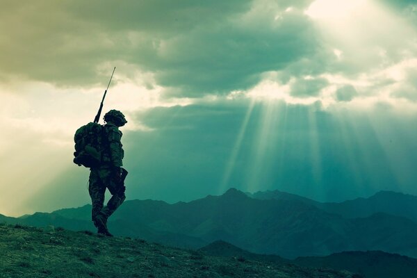 Militar entre las montañas y el terrible cielo