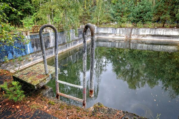 Schwimmbad auf der Straße sportlich im Hintergrund